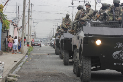 Visita. Los habitantes del conjunto residencial mostraron asombro y temor ante la incursión militar