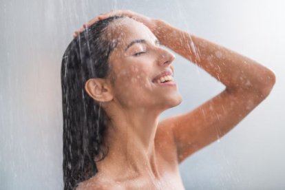 Expertos en cuidado capilar ofrecen perspectivas sobre la frecuencia de lavado del cabello.