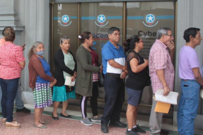 Trámite. Diferentes ciudadanos en las ventanillas del Municipio.
