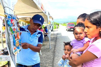 Los comuneros muestran sus artesanías en las vías de Colonche