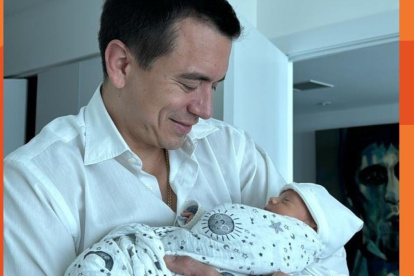 Furio en brazos de su padre, Daniel Noboa.