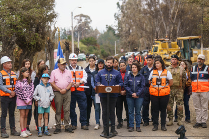 Fotografía cedida por la Presidencia de Chile que muestra al mandatario, Gabriel Boric, durante una rueda de prensa en la que anunció las medidas adoptadas para ayudar a los damnificados por los incendios forestales, este viernes en Patagual, Villa Alemanda, Viña del Mar (Chile). El presidente de Chile, Gabriel Boric, detalló este viernes tres medidas que irán en ayuda de las miles de víctimas damnificadas por el megaincendio que a principios de febrero segó la vida de 132 personas y destruyó más de 10.000 hogares en la región de Valparaíso, puntualizando el alojamiento en hoteles u hosterías como una acción "transitoria destinada especialmente a mujeres embarazadas, a mujeres que acaban de parir, o también a personas dependientes, sin importar su edad.Según detalló el mandatario desde un punto de prensa en el sector El Patagual, en Villa Alemana, las medidas incluyen además bonos de acogida y la instalación de vivienda de emergencia, que serán distribuidos de acuerdo al "perfil y las necesidades" de las personas afectadas. EFE/ Presidencia De Chile / SOLO USO EDITORIAL/ SOLO DISPONIBLE PARA ILUSTRAR LA NOTICIA QUE ACOMPAÑA (CRÉDITO OBLIGATORIO)