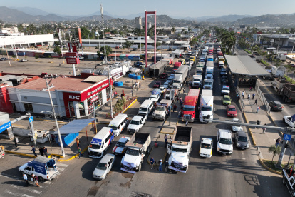 Transportistas bloquean una carretera este jueves en el balneario de Acapulco (México).