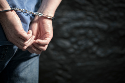 El acusado se encuentra prófugo de la justicia.