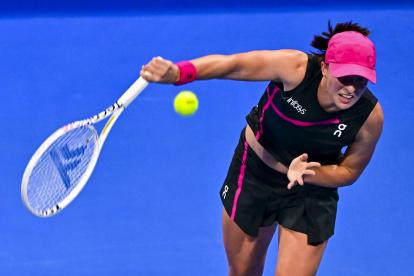 Doha (Qatar), 15/02/2024.- Iga Swiatek of Poland in action against Victoria Azarenka of Belarus during their quarter final match at the WTA Qatar Open Tennis tournament at the Khalifa International Tennis Complex in Doha, Qatar, 15 February 2024. (Tenis, Bielorrusia, Polonia, Catar) EFE/EPA/NOUSHAD THEKKAYIL