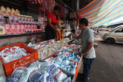 Comercio. Uno de los locales del mercado de mayoristas, en Guayaquil, en Montebello que vende lácteos.