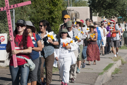 Una marcha de decenas de persona, por una calle del sur de la ciudad de Tucson (Arizona, EE.UU.), para recordar a los miles de inmigrantes indocumentados que han muerto en la frontera.