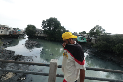 Contaminación. Varias casas y edificios cerca del estero también son fuente de contaminación ambiental.