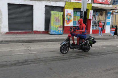 Un hombre con disfraz circulaba por el norte de Guayaquil