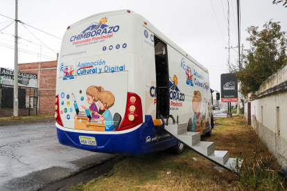 El llamado "Bus de Animación Cultural y Digital" el 5 de febrero de 2024, en Riobamba (Ecuador).