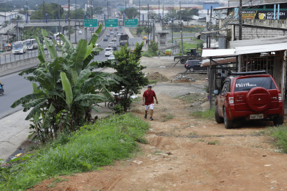 Queja. Los habitantes denuncian vivir con riesgo y entre desechos.