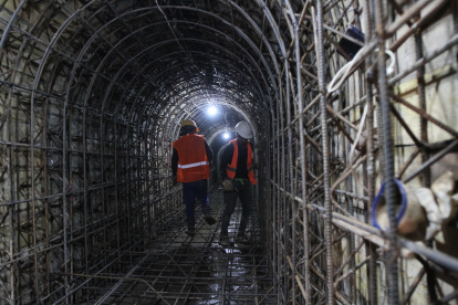 Obras. En la calle de La Cerámica está ubicado el ingreso a uno de pozos que son parte del proyecto.