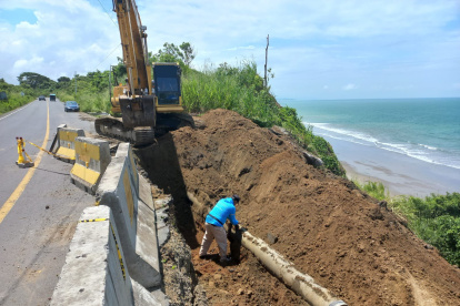 Acciones. Maquinaria ejecuta trabajos de rehabilitación en tramo vial.