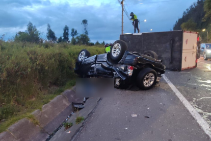 Un auto y un tráiler chocaron en Quito en horas de la mañana de este sábado.