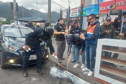 Los agentes metropolitanos desecharon las bebidas alcohólicas sobre la vía y en alcantarillas.