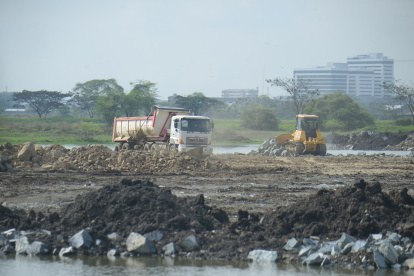 Relleno. El material pétreo ha sido ubicado en gran parte de la laguna desde hace varios meses.