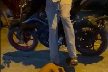 Luego de ser golpeado, el sujeto fue ´paseado" en moto por todo el sector.