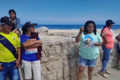 La familia de los pescadores acudieron al sitio desde donde partieron para emprender la búsqueda.