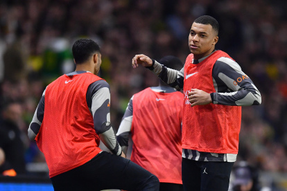 Kylian Mbappé inició como suplente en el partido de PSG ante Nandes