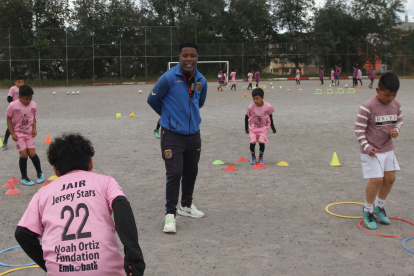 Lastra entrena a diario a niños y niñas de la escuela Jersey Star Ecuador, que funciona en el estadio de la liga barrial Eloy Alfaro, al sur de Quito.