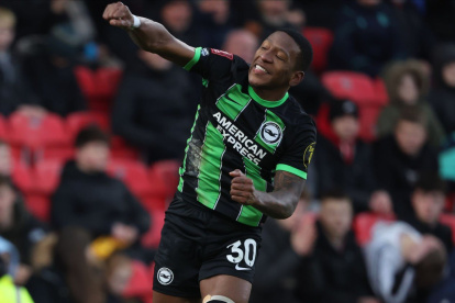Pervis Estupiñán fue suplente en la goleada de Brighton sobre Sheffield United