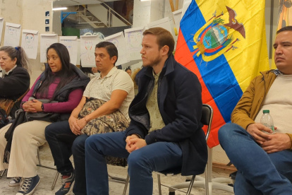 Migrantes ecuatorianos en España conversan con Augusto Verduga, representante del CPCCS