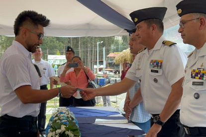Durante la entrega de las credenciales a los marineros lacustres.
