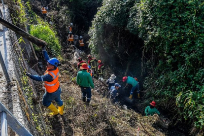 Trabajos. Obreros limpiaron la quebradilla de Ontaneda Baja.