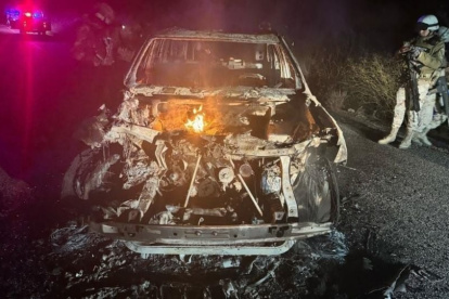 Violencia. Uno de los autos del convoy de migrantes atacado por sicarios.