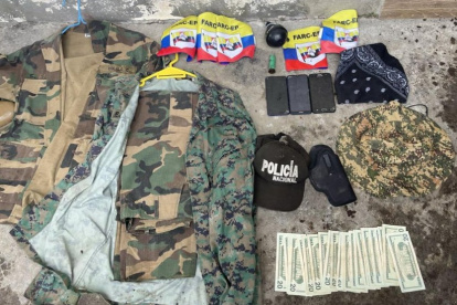 Distintivos. Los brazaletes tricolores tenían las siglas de las FARC.