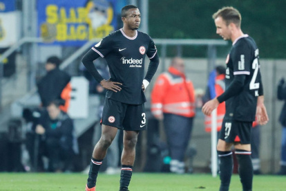 El zaguero central William Pacho continúa siendo clave en la defensa de Eintracht