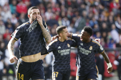 Joselu celebra el 0-1 para el Real Madrid durante el partido contra el Rayo Vallecano correspondiente a la jornada 25 de LaLiga, este domingo en el Estadio Vallecas en Madrid.
