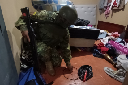 Un ciudadano extranjero fue detenido por poseer un taco de explosivo hidrogel.