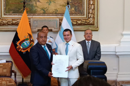 El periodista José Delgado junto al presidente Daniel Noboa.