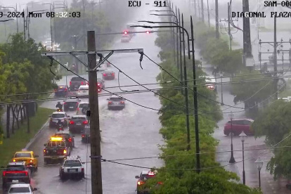 En la vía de ingreso a Ciudad Celeste se evidenció acumulación de agua, la mañana de este lunes 19 de febrero