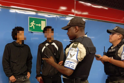 La policía encontró entre las pertenencias de los sospechosos un cuchillo