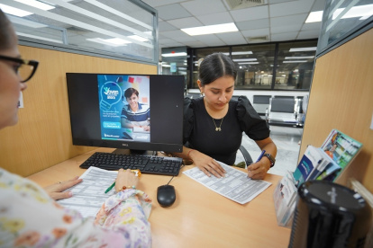 Entidad.- En una oficina de BanEcuador una joven solicita un crédito.