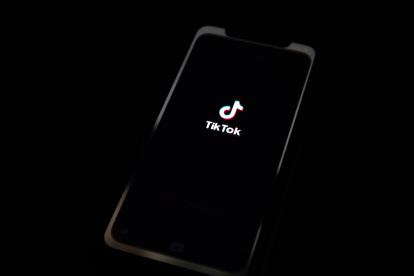 El logotipo de la aplicación TikTok en un teléfono móvil.