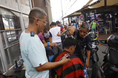 Darío y Justin trabajaban en la cabeza de un cliente al mismo tiempo.