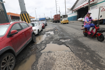 Daños. Solo en La Pradera, los habitantes conviven con huecos enormes y múltiples desde hace ya cinco años.