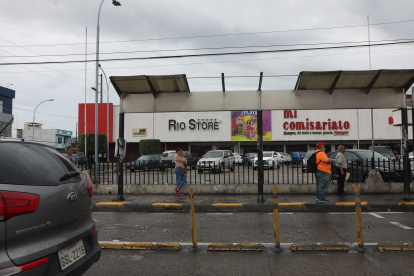 Hay paradas sin techo que dejan sin refugio al ciudadano.