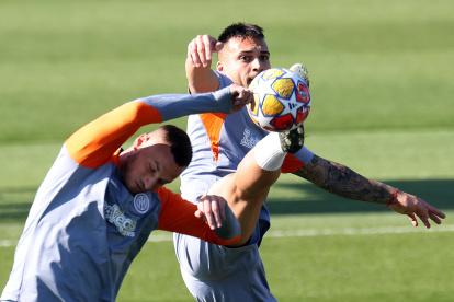 Milan (Italy), 19/02/2024.- Inter Milan players Marko Arnautovic (L) and Lautaro Martinez participate during a training session of the team in Milan, Italy, 19 February 2024. Inter face Atletico Madrid in a UEFA Champions League Round of 16, 1st leg soccer match on 20 February 2024. (Liga de Campeones, Italia) EFE/EPA/MATTEO BAZZI