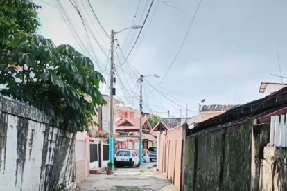 A la izquierda se observa el cerramiento del predio abandonado en la ciudadela El Paraíso.
