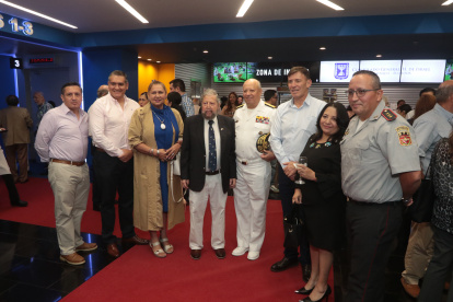 Juan Velasco, Luis Vinueza, Mercedes Lozada, Johnny Czarninski, John Aristizábal, Luis Fierro, Nancy Espinoza y Francisco Félix.