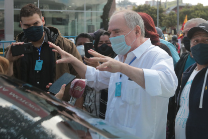 El expresidente Abdalá Bucaram visitó la Cárcel 4 de Quito en 2021, en donde estuvo detenido su hijo Jacobo.