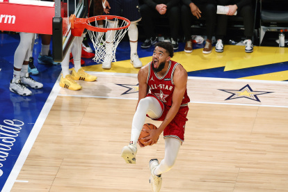 Karl Anthony Towns del Oeste poco o nada pudo hacer por el Oste con todos los puntos que consiguió.