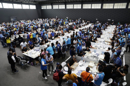 Miembros de mesas electorales trabajan en el escrutinio final de elecciones para diputados en San Salvador (El Salvador), en una fotografía de archivo.