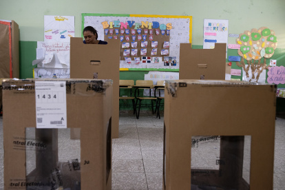 Ciudadanos ejercen su voto durante las elecciones municipales, este domingo 18 de febrero de 2024 en Santo Domingo (República Dominicana).