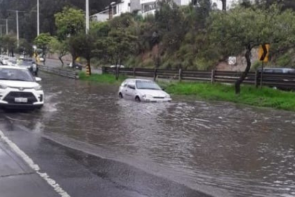 Algunas calles de la ciudad registraron acumulación de agua tras la fuerte lluvia que cayó durante la tarde.