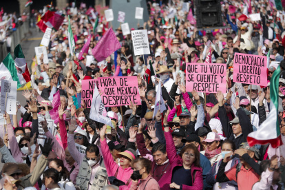 Miles de personas participan durante la "Marcha por nuestra Democracia" este domingo en la Ciudad de México (México).